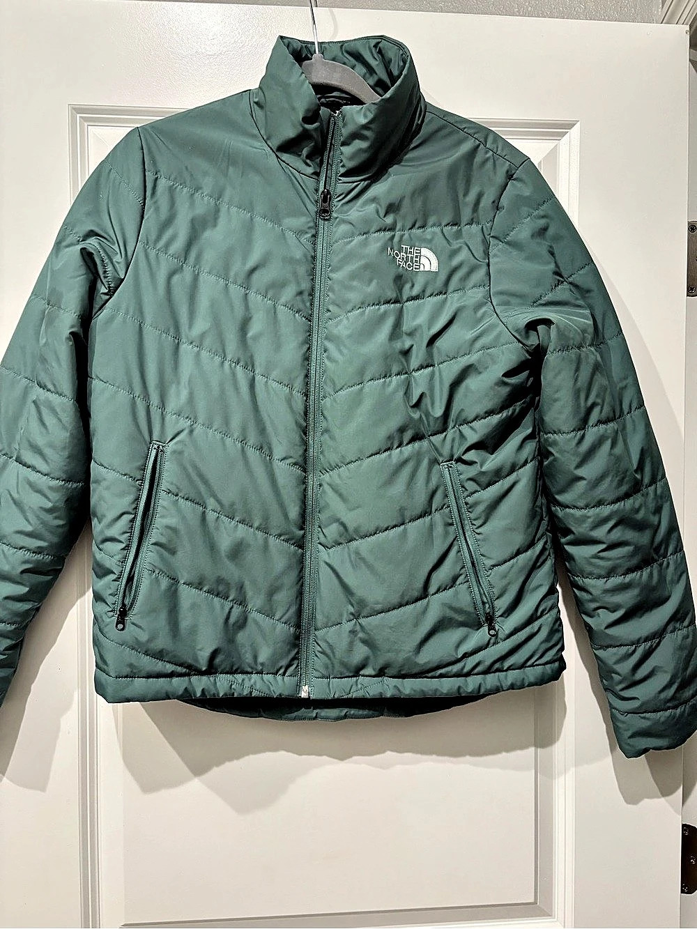 The North Face Women's Quilted Puffer Jacket in Green Medium EUC Zip Up Warm Fal